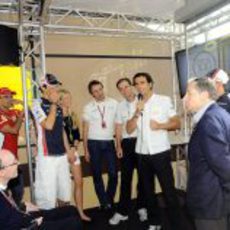 Pedro de la Rosa hablando durante la fiesta sorpresa en Monza
