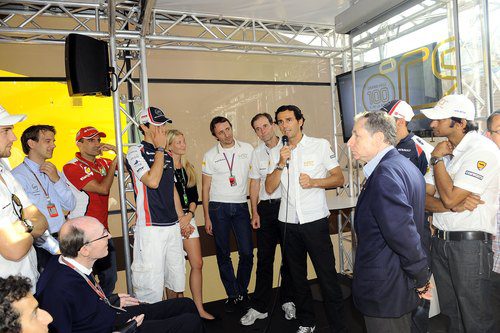 Pedro de la Rosa hablando durante la fiesta sorpresa en Monza