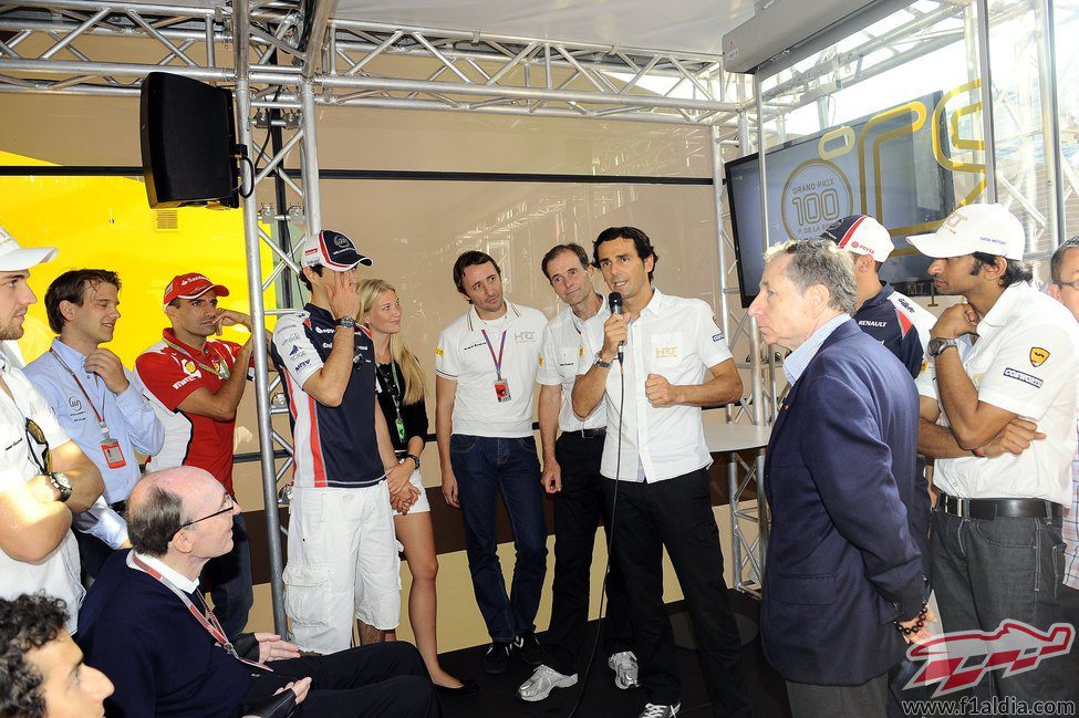 Pedro de la Rosa hablando durante la fiesta sorpresa en Monza