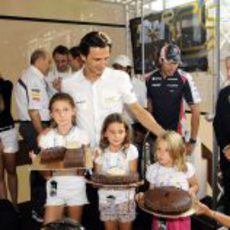 Tartas en la fiesta sorpresa por los 100 GP de Pedro de la Rosa en la F1