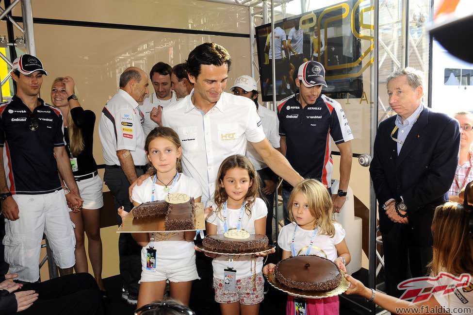 Tartas en la fiesta sorpresa por los 100 GP de Pedro de la Rosa en la F1