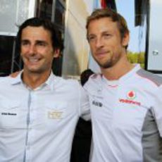 Pedro de la Rosa se fotografía junto a Jenson Button