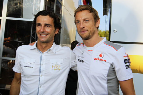 Pedro de la Rosa se fotografía junto a Jenson Button