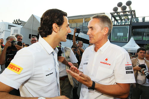 Martin Whitmarsh charla con Pedro de la Rosa en su celebración