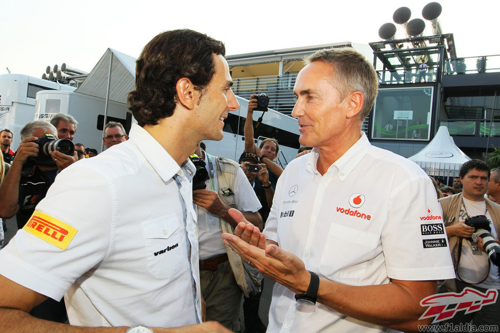 Martin Whitmarsh charla con Pedro de la Rosa en su celebración