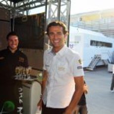 Pedro de la Rosa, muy sonriente en la fiesta por sus 100 GP