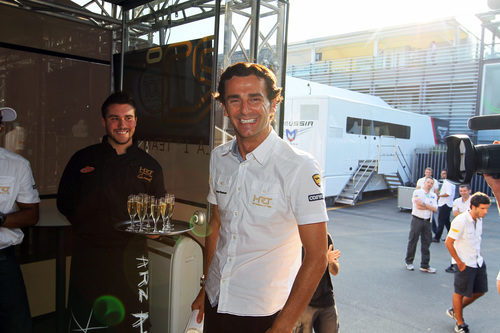 Pedro de la Rosa, muy sonriente en la fiesta por sus 100 GP