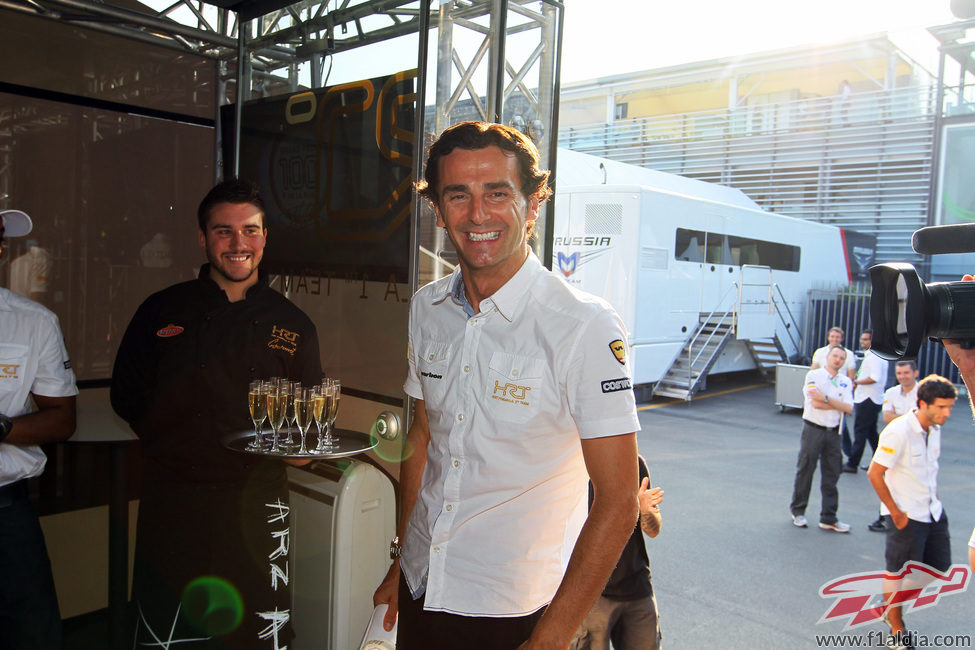 Pedro de la Rosa, muy sonriente en la fiesta por sus 100 GP