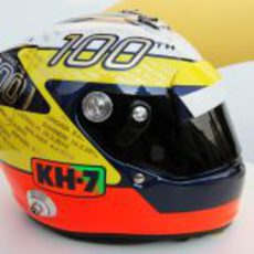 El casco conmemorativo de los 100 GP en la F1 de Pedro de la Rosa