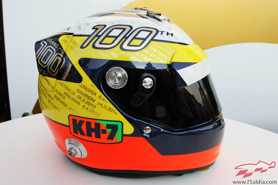 El casco conmemorativo de los 100 GP en la F1 de Pedro de la Rosa