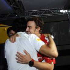 Fernando Alonso felicita con un abrazo a Pedro de la Rosa