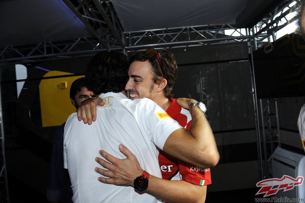Fernando Alonso felicita con un abrazo a Pedro de la Rosa