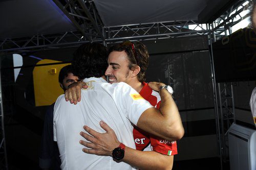 Fernando Alonso felicita con un abrazo a Pedro de la Rosa