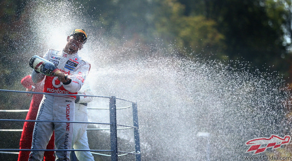 Fiesta del champán en el podio del GP de Italia 2012