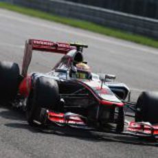 Lewis Hamilton celebra en el coche su victoria en Monza 2012