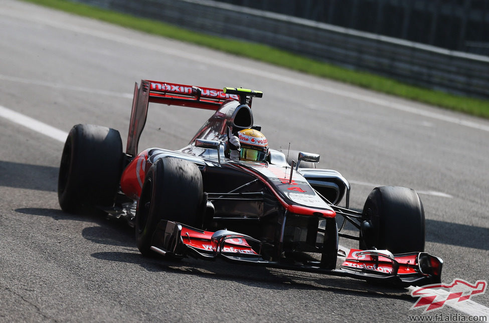 Lewis Hamilton celebra en el coche su victoria en Monza 2012