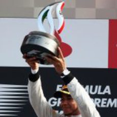 Lewis Hamilton levanta su trofeo de ganador en el GP de Italia 2012