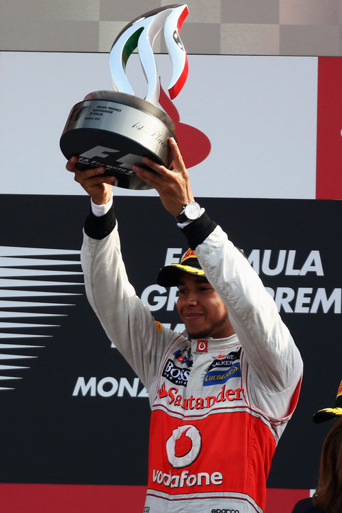Lewis Hamilton levanta su trofeo de ganador en el GP de Italia 2012