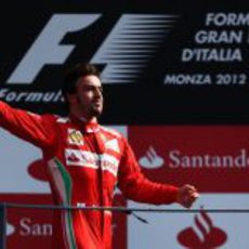 Fernando Alonso tiró su gorra a los tifosi