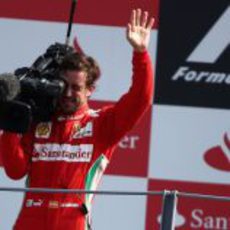 Fernando Alonso cogió la cámara de televisión en el podio de Monza