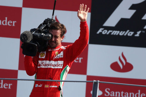 Fernando Alonso cogió la cámara de televisión en el podio de Monza