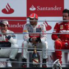 Hamilton, Pérez y Alonso sentados en el podio de Monza