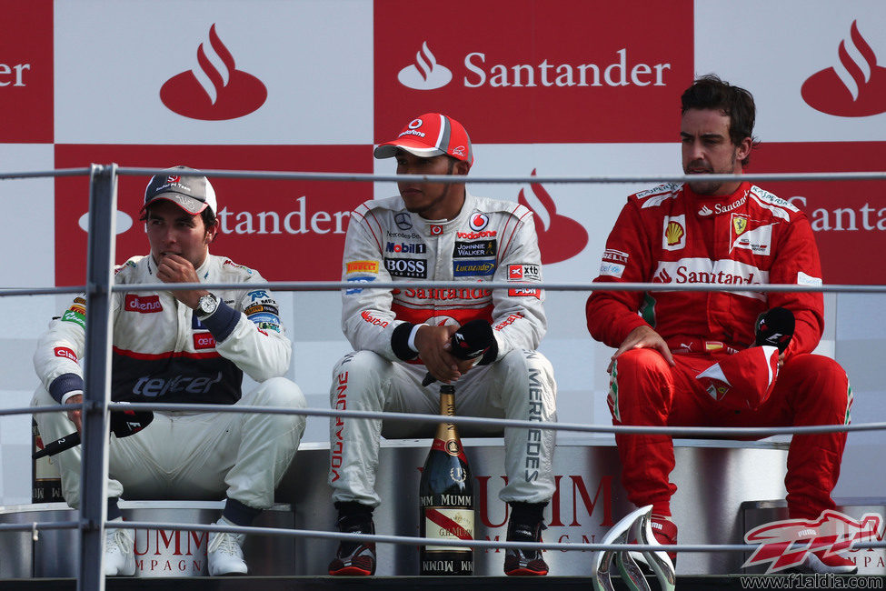 Hamilton, Pérez y Alonso sentados en el podio de Monza