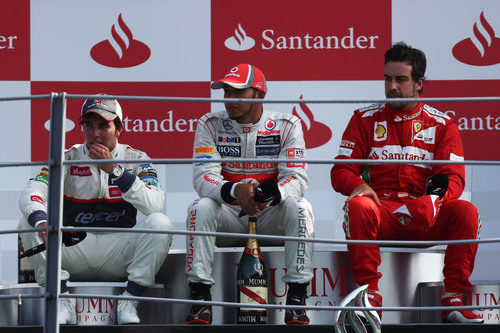 Hamilton, Pérez y Alonso sentados en el podio de Monza