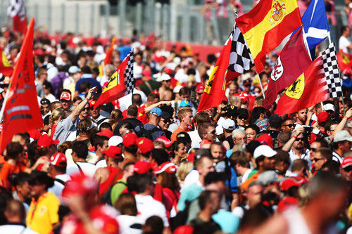 Miles de tifosi en la recta principal de Monza 2012