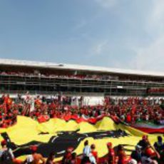 La bandera de Ferrari bajo el podio de Monza 2012