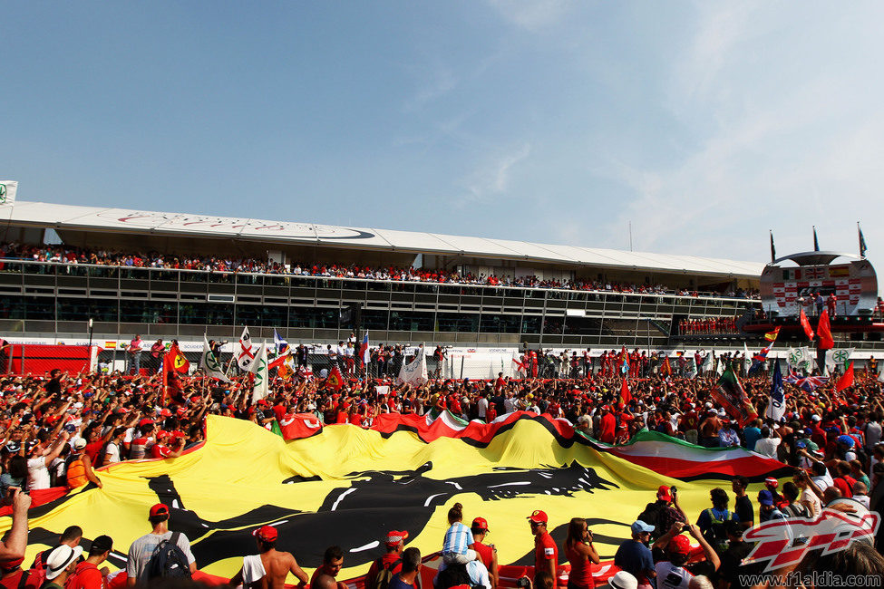 La bandera de Ferrari bajo el podio de Monza 2012