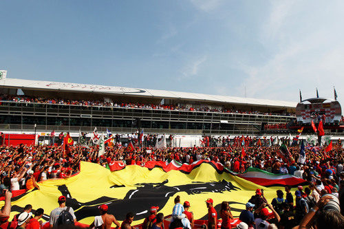 La bandera de Ferrari bajo el podio de Monza 2012