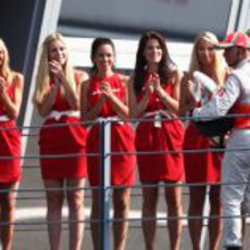 Las 'pit babes' aplauden a Hamilton en Monza