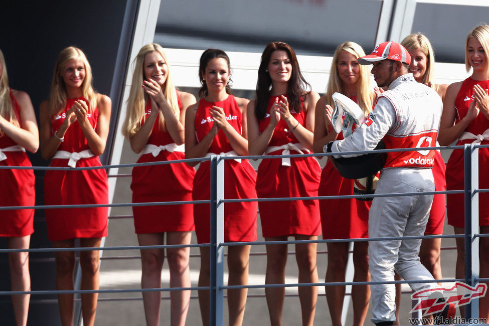 Las 'pit babes' aplauden a Hamilton en Monza