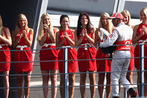 Las 'pit babes' aplauden a Hamilton en Monza