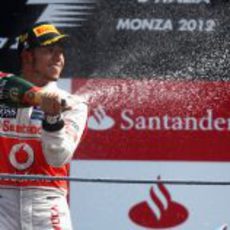 Lewis Hamilton descorcha el champán en Italia 2012