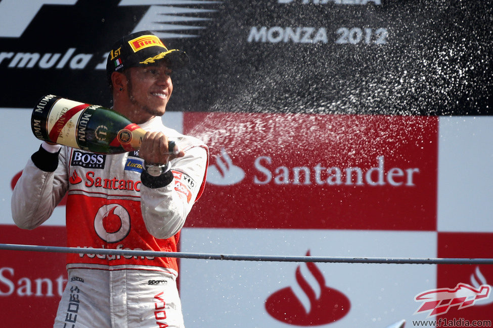 Lewis Hamilton descorcha el champán en Italia 2012