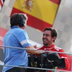 Alonso devuelve la cámara de TV al operador de la FOM