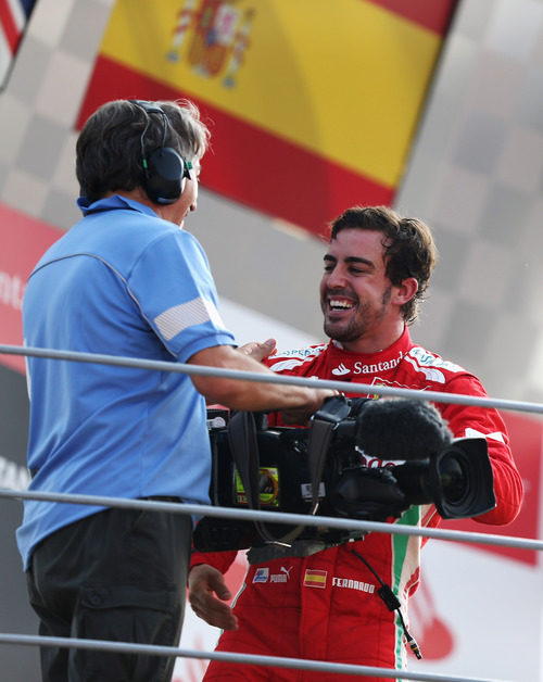 Alonso devuelve la cámara de TV al operador de la FOM