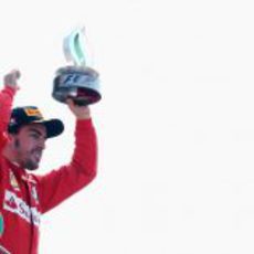 Fernando Alonso levanta su trofeo de tercero en Italia 2012