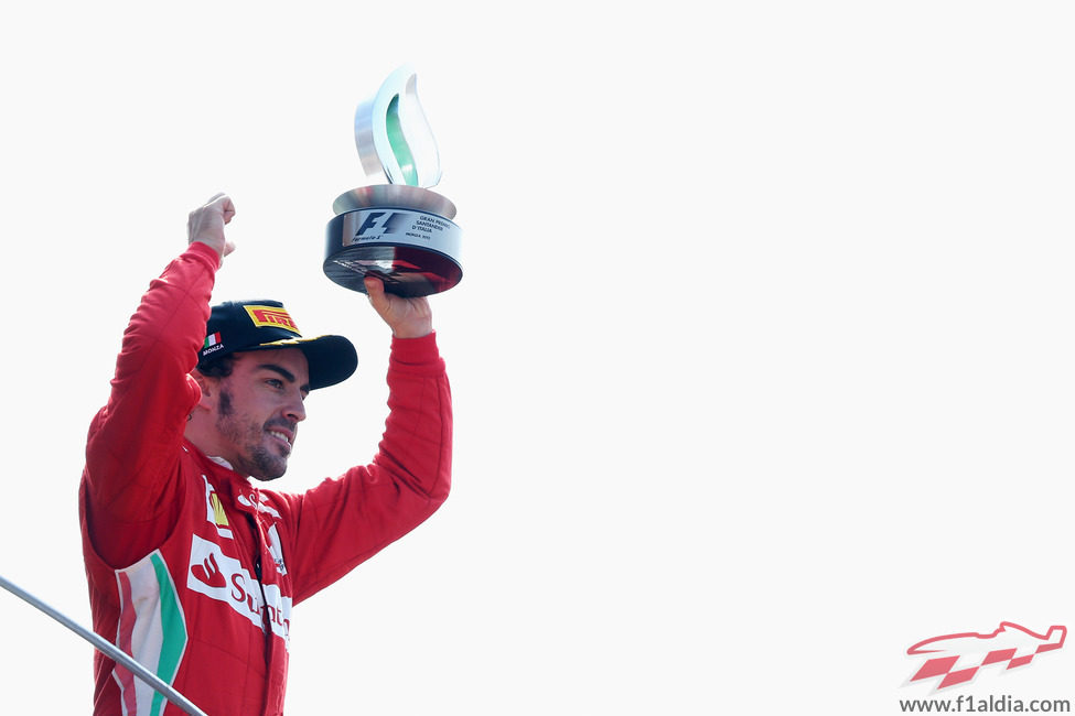 Fernando Alonso levanta su trofeo de tercero en Italia 2012