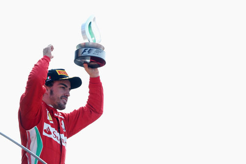Fernando Alonso levanta su trofeo de tercero en Italia 2012
