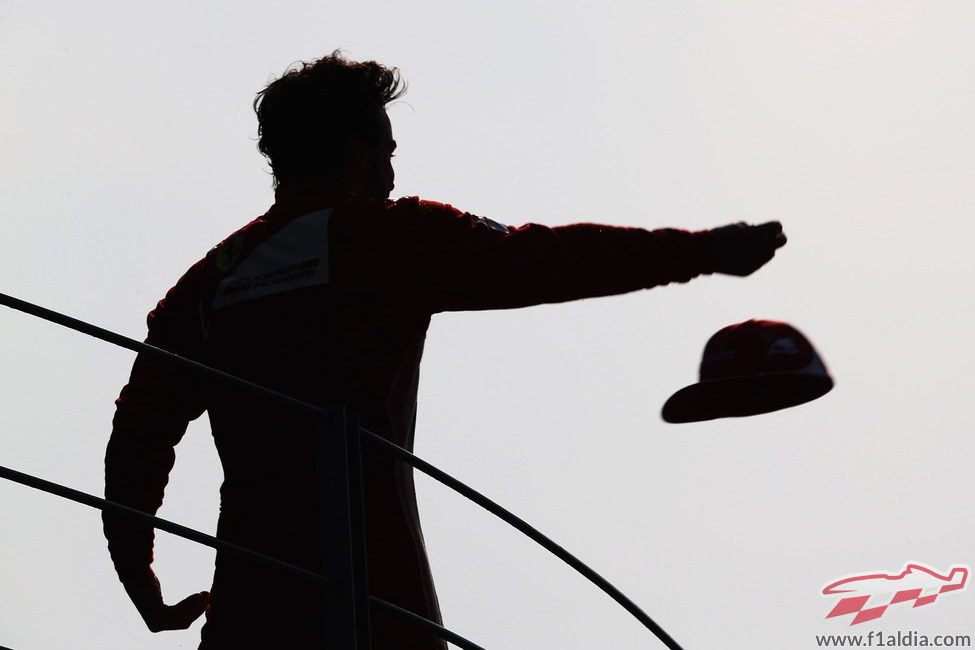 Alonso lanza su gorra a la afición italiana