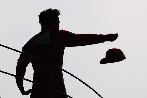 Alonso lanza su gorra a la afición italiana