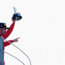 Fernando Alonso ofrece su trofeo a la afición de Monza