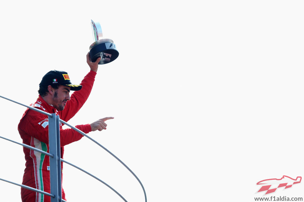 Fernando Alonso ofrece su trofeo a la afición de Monza