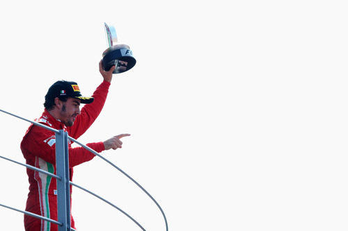 Fernando Alonso ofrece su trofeo a la afición de Monza