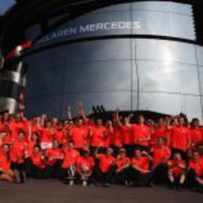 El equipo McLaren celebra la victoria de Hamilton en el GP de Italia 2012