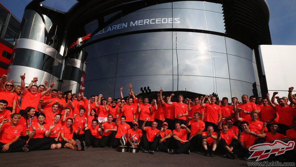El equipo McLaren celebra la victoria de Hamilton en el GP de Italia 2012