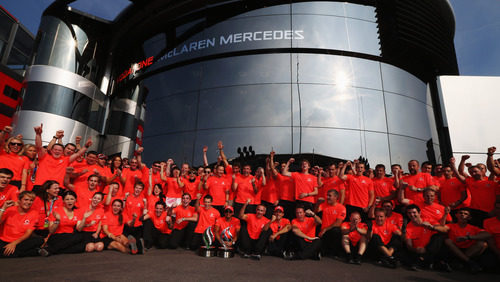 El equipo McLaren celebra la victoria de Hamilton en el GP de Italia 2012